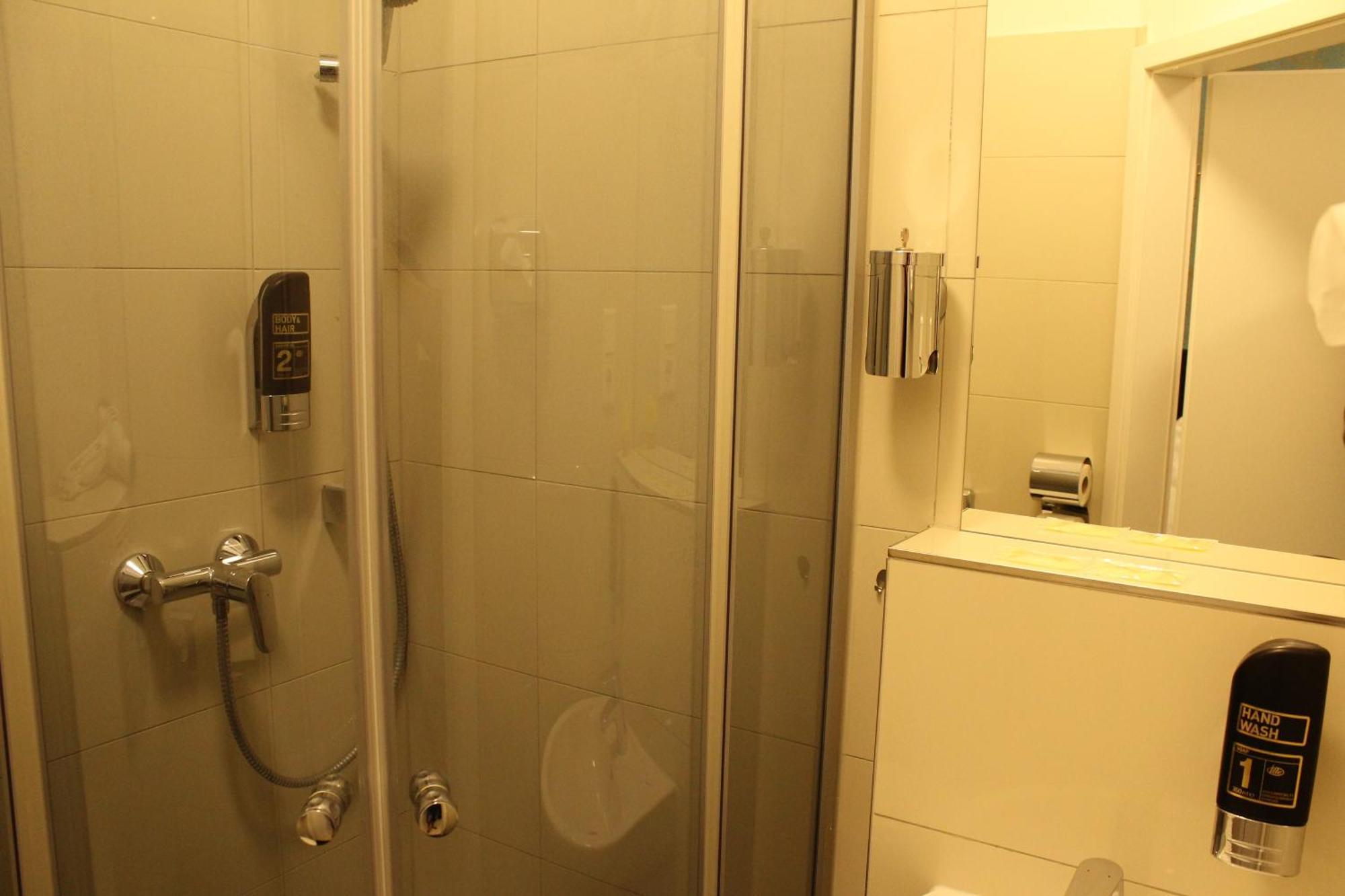 Momomotel - Self Check-In Hotel Am Stadion โคโลญ ภายนอก รูปภาพ